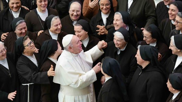 paus-franciscus-benoemt-eerste-vrouw-hoge-positie-vaticaan