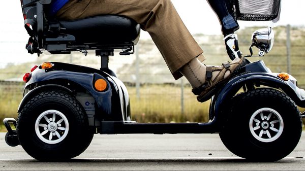 Bejaarde man scootmobiel