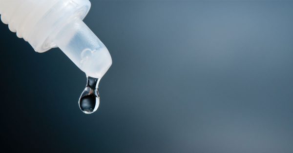 VROUW IN VS DE CEL IN OM DODEN MAN MET OOGDRUPPELS