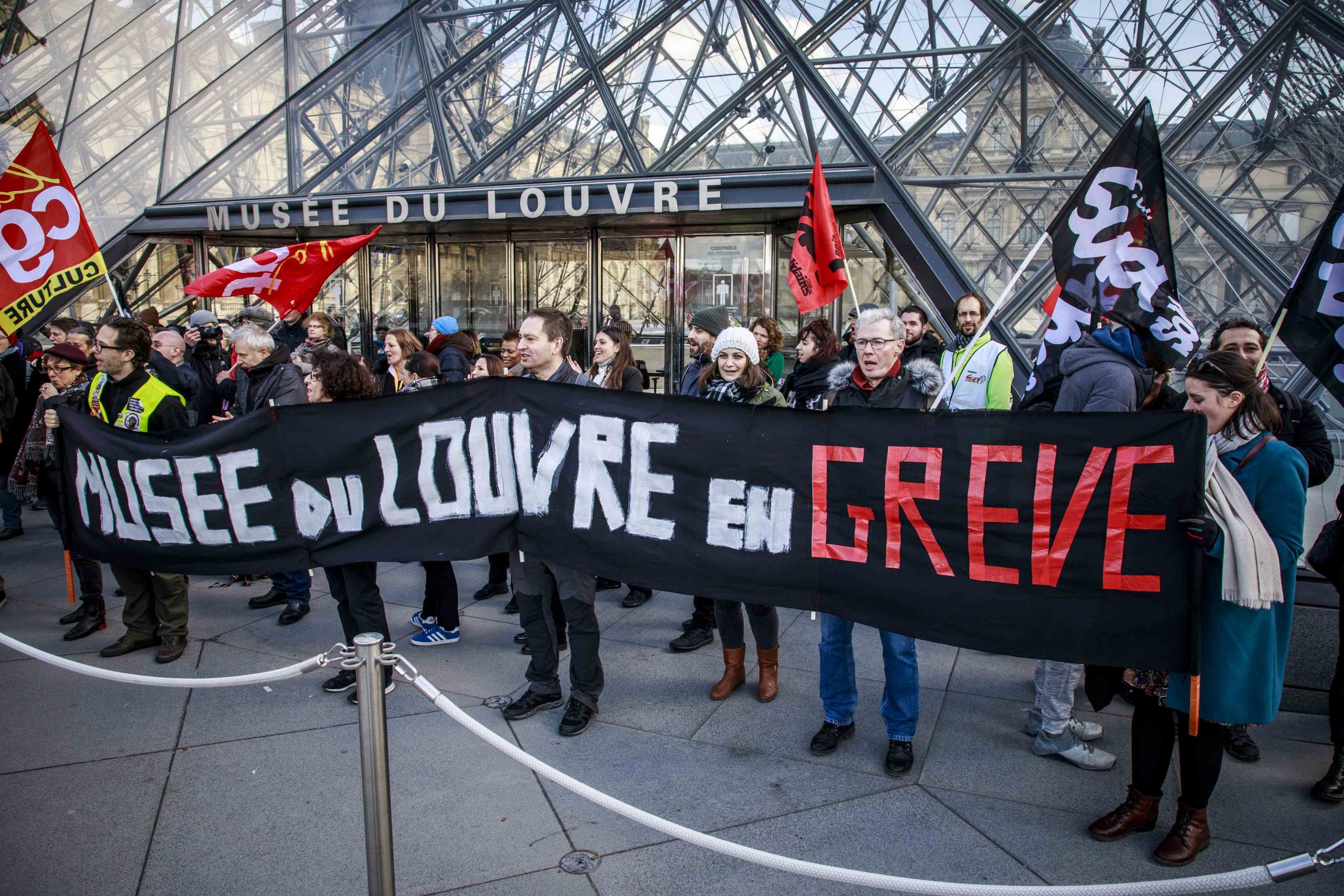 Demonstranten blokkeren de ingang van Louvre in Parijs