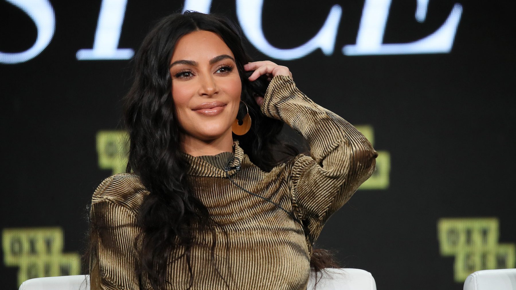 Kim Kardashian verschijnt in Balenciaga pak gemaakt van tape