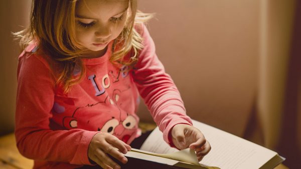 Lezen voor de lol: Schoolschrijvers halen kinderen uit taalachterstand