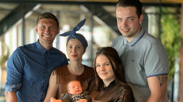 Victoria Koblenko vier handen op een buik