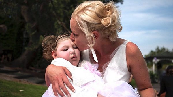 iza en cindy op foto herdenkt in monumentje dochter epilepsie en handicaps