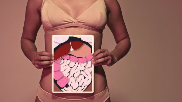 Vrouw met foto darmen - open brief voor verlagen bevolkingsonderzoek darmkanker