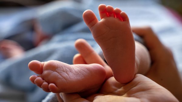 Baby in wang gesneden bij de geboorte; ziekenhuis betaalt schadevergoeding