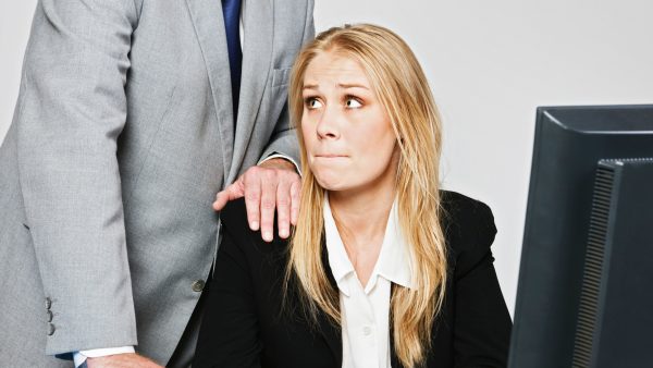 Kans op seksuele intimidatie voor vrouwelijke managers is 'gevaarlijk hoog'