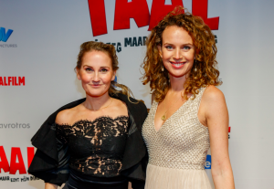 Actrices Kim Pieters en Peggy Vrijens doen 'Julia's Tango' even dunnetjes over