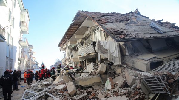 Vier slachtoffers van aardbeving Turkije na uren gered uit puin