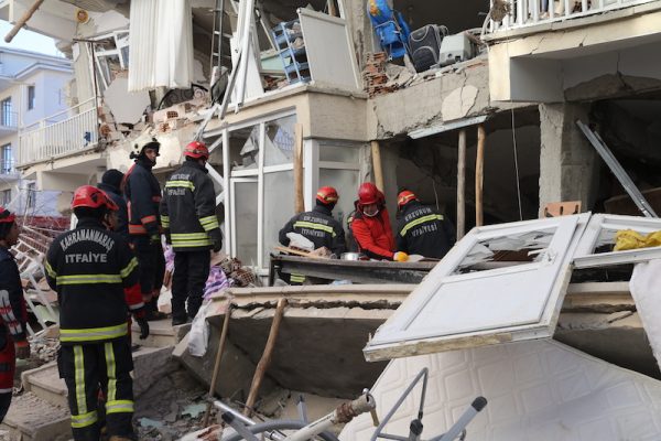 Vier slachtoffers van aardbeving Turkije na uren gered uit puin
