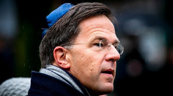 Minister president Mark Rutte biedt excuses aan voor de holocaust tijdens herdenking