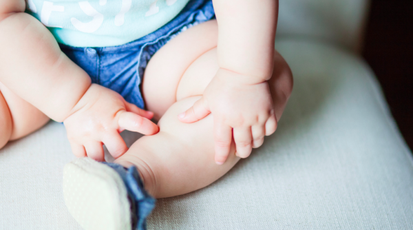 Kinderopvang schrijft op buik van baby, medewerker ontslagen