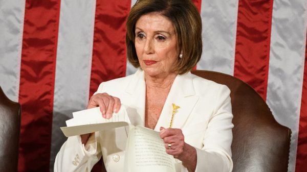 Nancy Pelosi scheurt speech Donald Trump