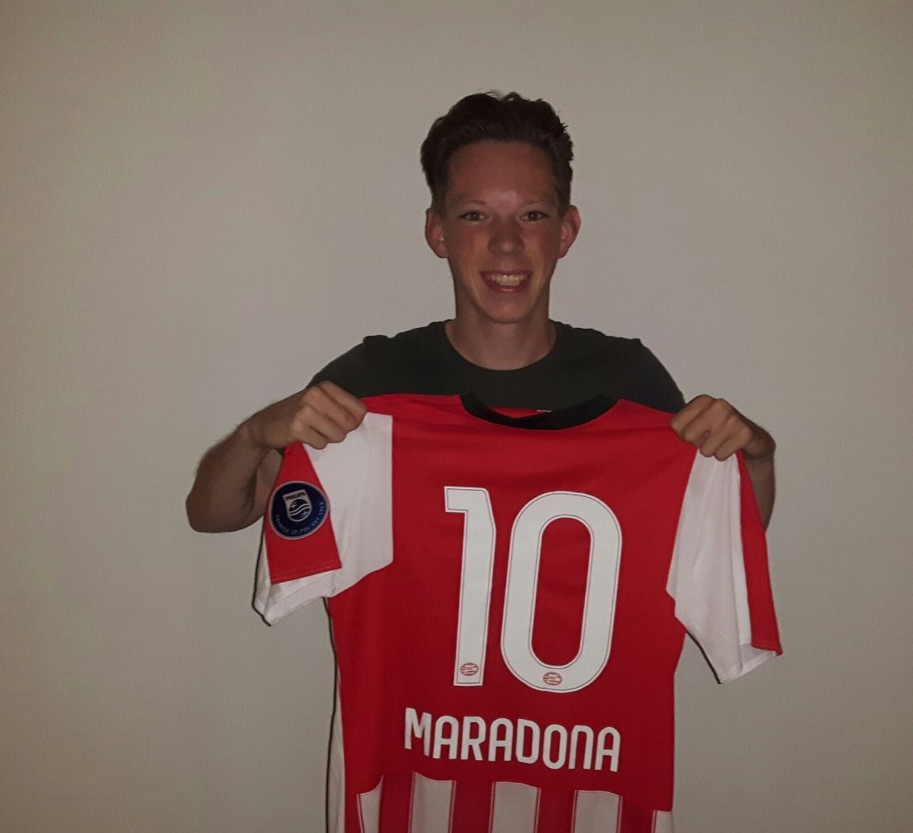 Daniël van Bokhoven met een PSV-shirt