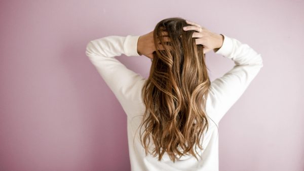 vrouw spant rechtszaak aan gelijke prijs man en vrouw kapper