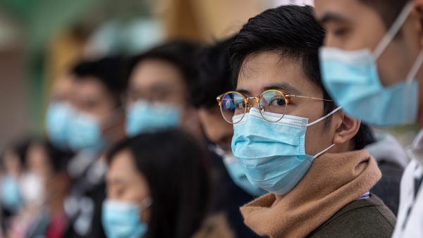 Chinese toerist in Frankrijk is eerste slachtoffer van coronavirus in Europa