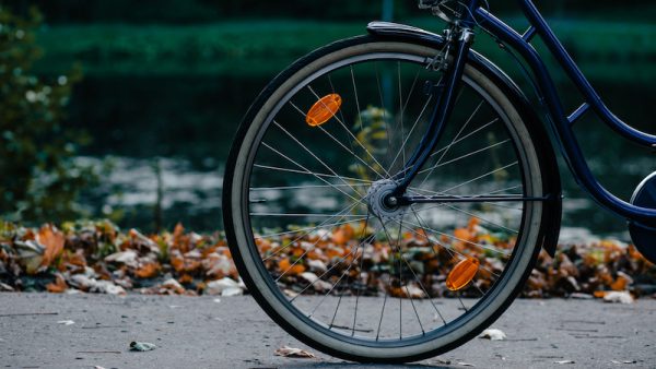 Filmpje man die van fiets geduurd wordt, politie zoekt slachtoffer