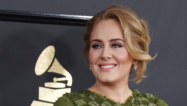 Zo, 'helló': afgevallen Adele 'bijna onherkenbaar' op feestje