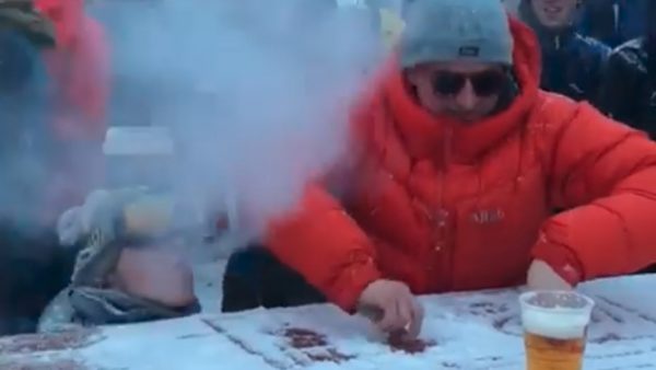 Deze DJ draait in de sneeuw en je wilt meteen après-skieën