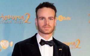 Lekker Loeren: acteur Henry van Loon eet pizza zonder shirt