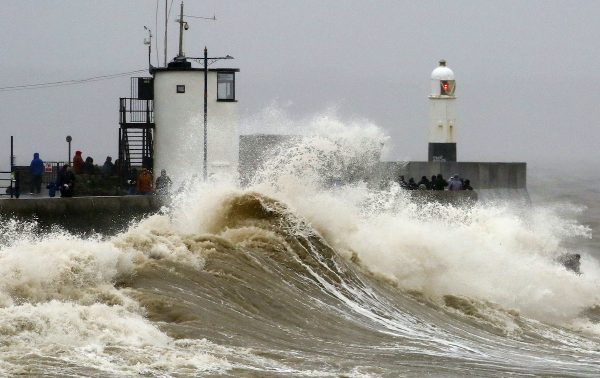 Storm Dennis eist twee levens in Groot-Brittannië