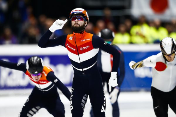 Sjinkie Knegt maakt comeback op schaatsbaan in Dordrecht