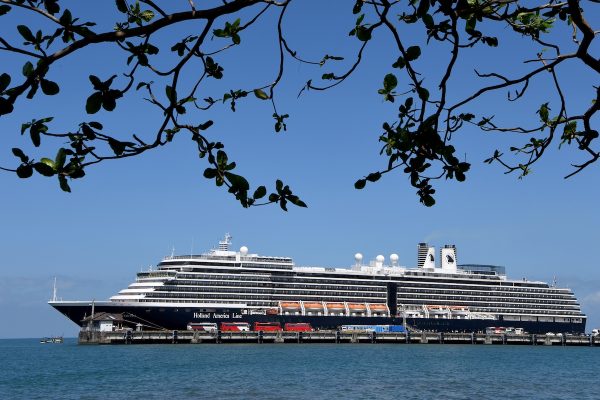 Cruisegangers Westerdam mogen niet via Schiphol reizen vanwege besmette vrouw op schip