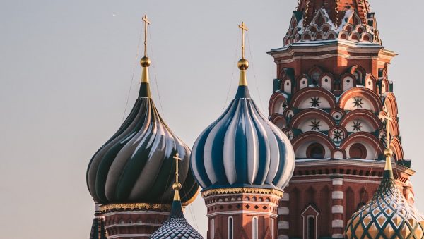 man rusland moskou steekt kerkgangers neer kerk