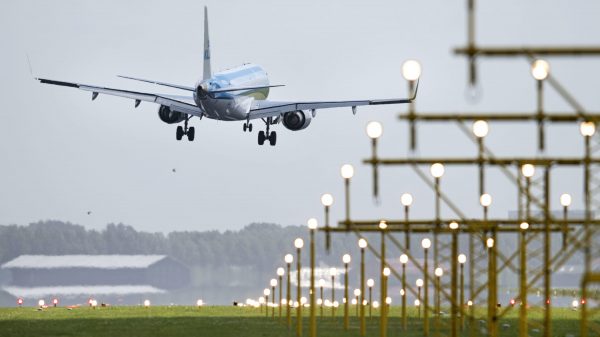 vliegtuig landt schiphol gesloten baan