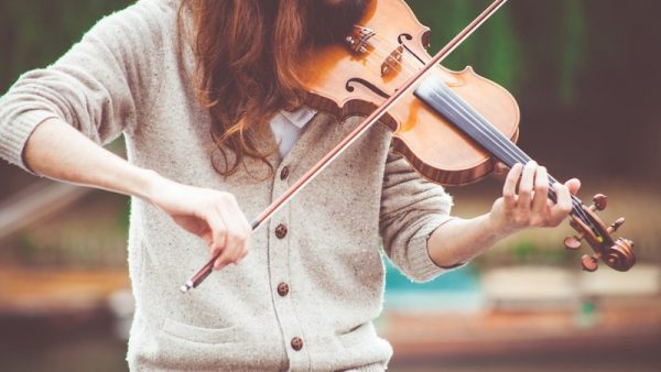 Britse speelt viool tijdens operatie voor hersentumor