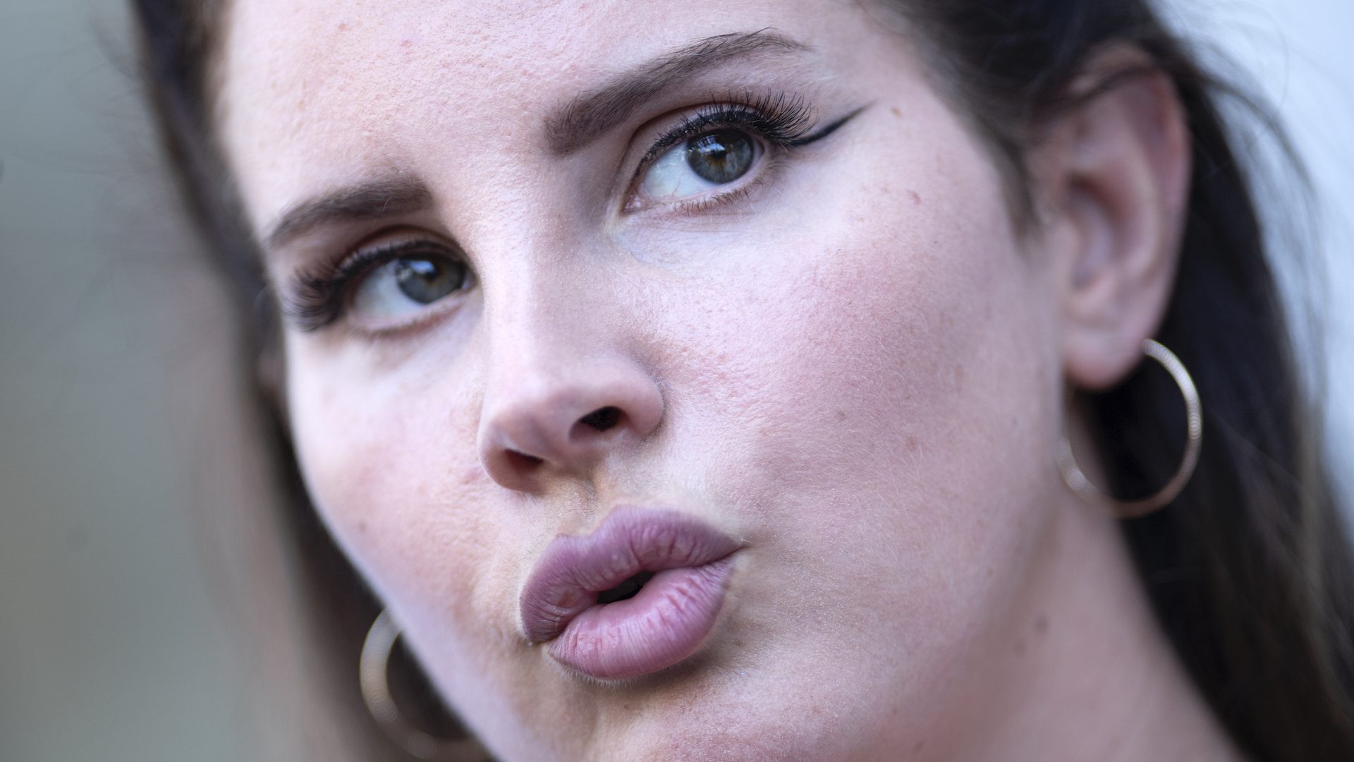 Lana del Rey maakt fans boos met visnetmondkapje