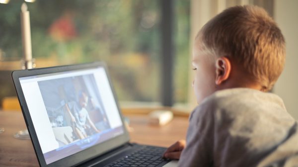 Inspectie zoekt uit of kindvloggers slachtoffer zijn van kinderarbeid