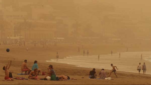 Calima zandstorm canarische eilanden nederlanders vast