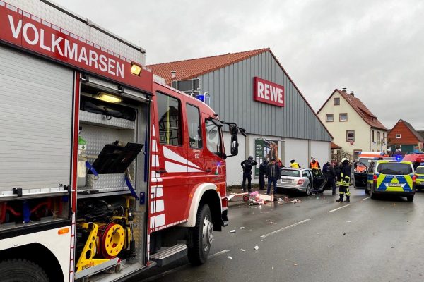 Automobilist trapt gasbedaal bewust in op carnavalsstoet Duitsland