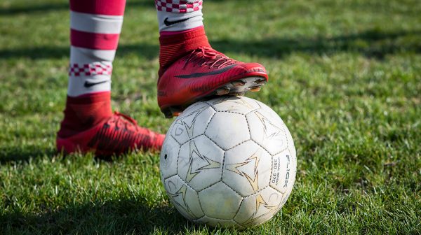 Voetballers Britse jeugd mogen niet meer de bal koppen door onderzoek