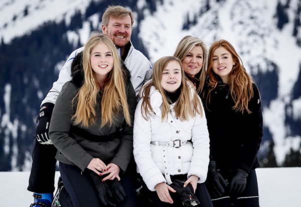 Daar zijn ze weer: De koninklijke familie poseert stralend in Lech