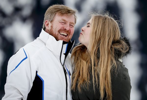 Daar zijn ze weer: De koninklijke familie poseert stralend in Lech