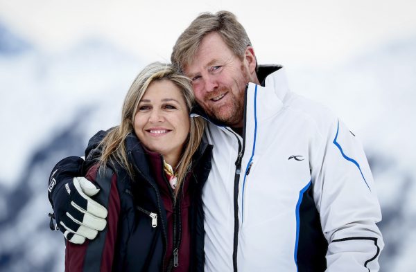 Daar zijn ze weer: De koninklijke familie poseert stralend in Lech