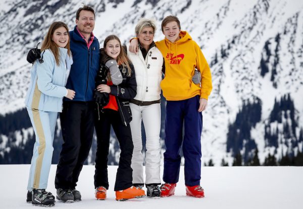 Daar zijn ze weer: De koninklijke familie poseert stralend in Lech