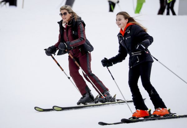 Daar zijn ze weer: De koninklijke familie poseert stralend in Lech