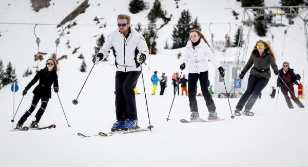 Daar zijn ze weer: De koninklijke familie poseert stralend in Lech