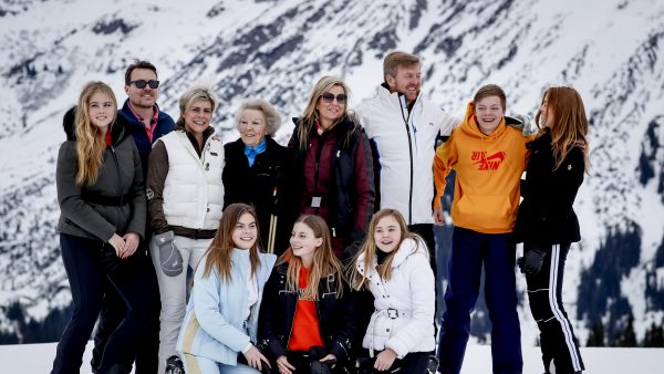 Daar zijn ze weer: De koninklijke familie poseert stralend in Lech