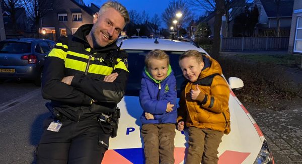 Wijkagent Wim Knol met Noah op politieauto