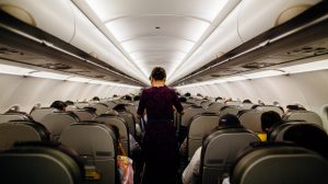 stewardess-ontslagen-overgewicht-400-gram