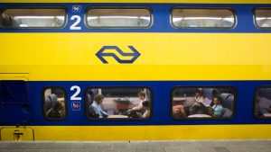 Thumbnail voor Bijna duizend mensen urenlang vast in donkere trein bij Moordrecht: 'De sfeer sloeg ineens om'