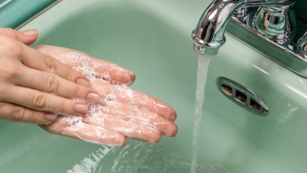 corona coronavirus handen wassen vragen antwoorden UNSPLASH