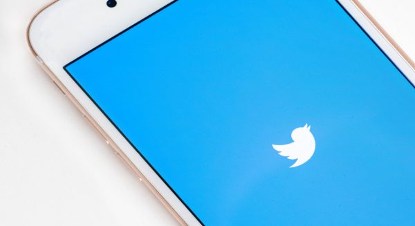 virus twitter telefoon witte achtergrond iphone