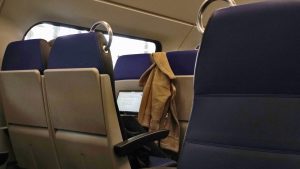 Thumbnail voor Treinrukker: vrouw filmt man die in de trein met zichzelf speelt