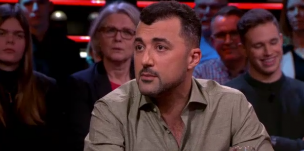 Özcan Akyol kritisch over schrijverswereld in DWDD