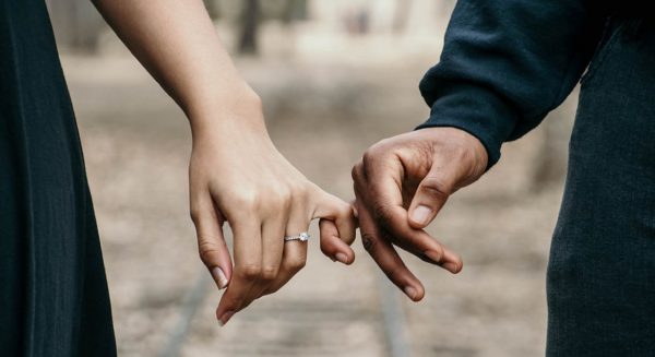 huwelijk scheiding twee handen ring pinky promise